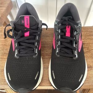 Brooks Ghost Women's Athletic Shoes in Black and Pink Sneakers Like New